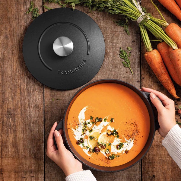 Tramontina Schmortopf mit Deckel und Karotten auf einem Holztisch