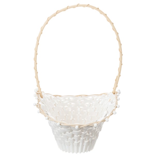 Weißer Flechtkorb mit hohem Henkel und dekorativem Rand.