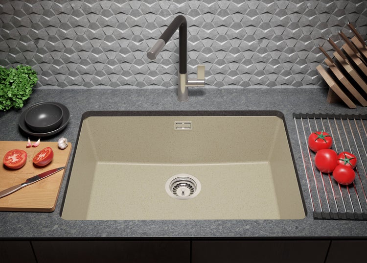 Küchenspüle mit Armatur, Schneidebrett und Lebensmitteln auf einer Arbeitsplatte