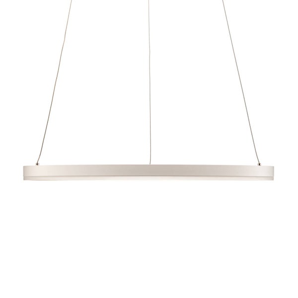 Weiße, lineare LED-Pendelleuchte in modernem Design mit drei dünnen Drahtseilaufhängungen.