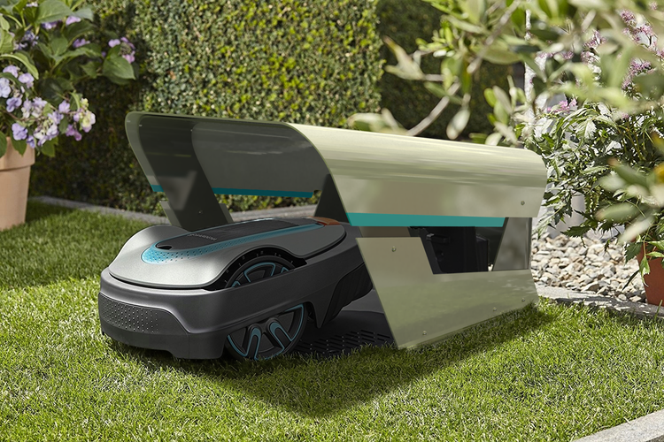 Gardena Mähroboter mit Garage auf Rasen
