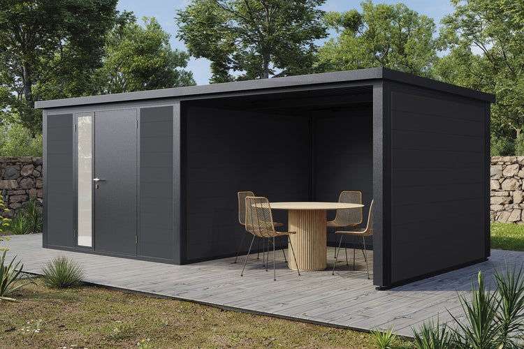 Modernes Gartenhaus mit integriertem überdachtem Sitzbereich, Flachdach und Glastür, auf einer Holzterrasse im Garten stehend.