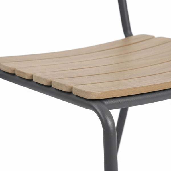 Detailansicht der Sitzfläche eines Gartenstuhls mit Holzlatten auf einem dunkelgrauen Metallgestell.