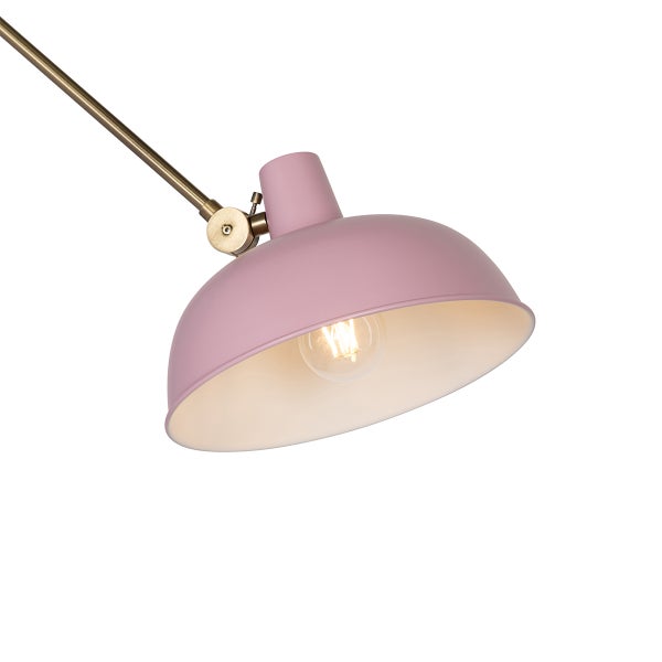 Rosa Metalllampenschirm in Halbkugelform mit messingfarbenem Gelenkarm und brennender Glühbirne.