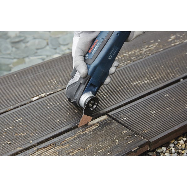 Bosch Professional Multifunktionswerkzeug im Einsatz auf einer Holzterrasse