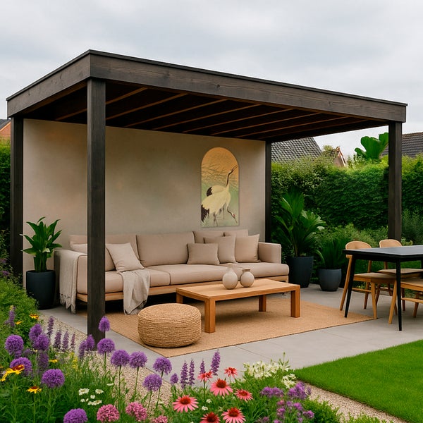 Gartenlounge mit überdachtem Sitzbereich, Sofa, Tisch und Dekoration