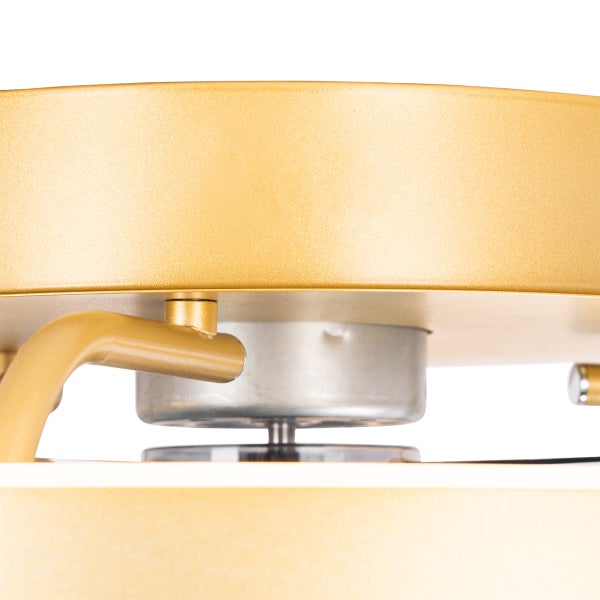 Detail einer Deckenleuchte mit goldfarbenem Metallsockel und einem gebogenen Haltearm.