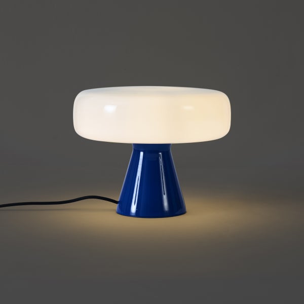 Moderne Tischleuchte in Pilzform mit einem glänzenden blauen kegelförmigen Fuß und einem breiten weißen Lampenschirm.