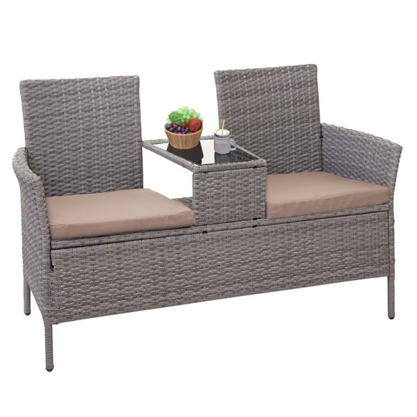 Gartenbank aus Polyrattan mit zwei Sitzplätzen, beigen Sitzkissen und einem integrierten Tisch mit Glasplatte.