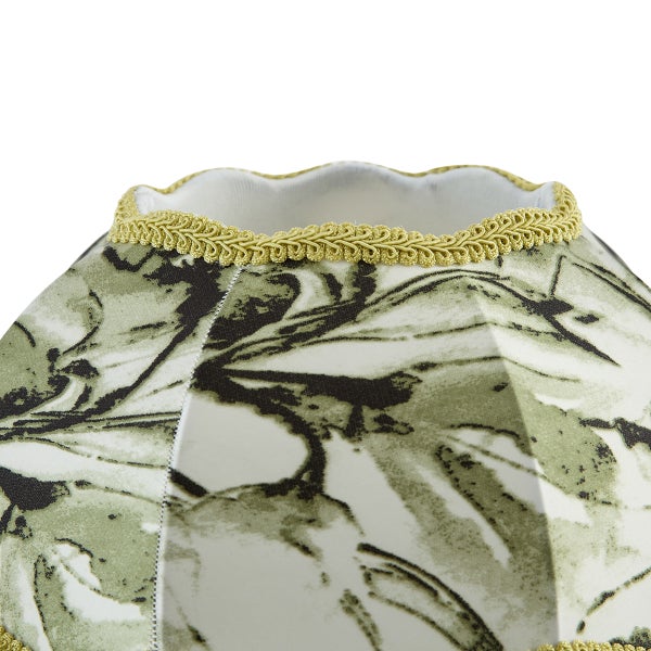 Detail eines Lampenschirms aus Stoff mit floralem Muster und dekorativer Borte am gewellten Rand.