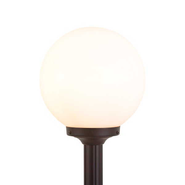 Außenkugelleuchte mit weißer Kunststoffkugel und schwarzem Sockel.