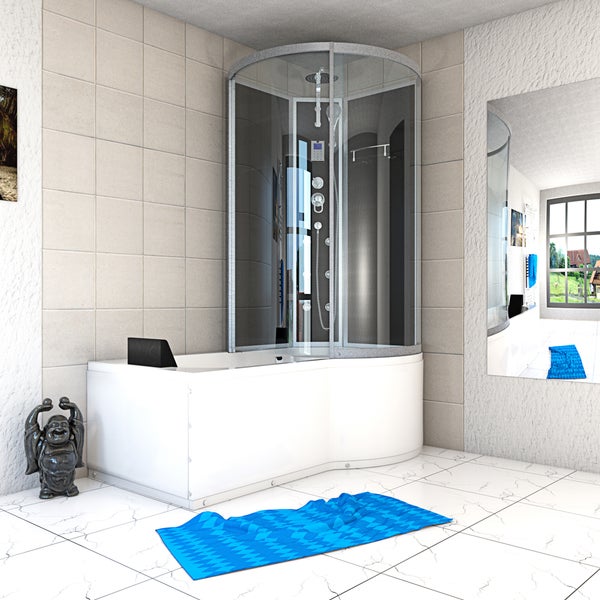 Modernes, helles Badezimmer mit einer Kombi-Badewanne und Glas-Duschkabine, Duschpaneel mit Massagedüsen und weißen Marmorfliesen.