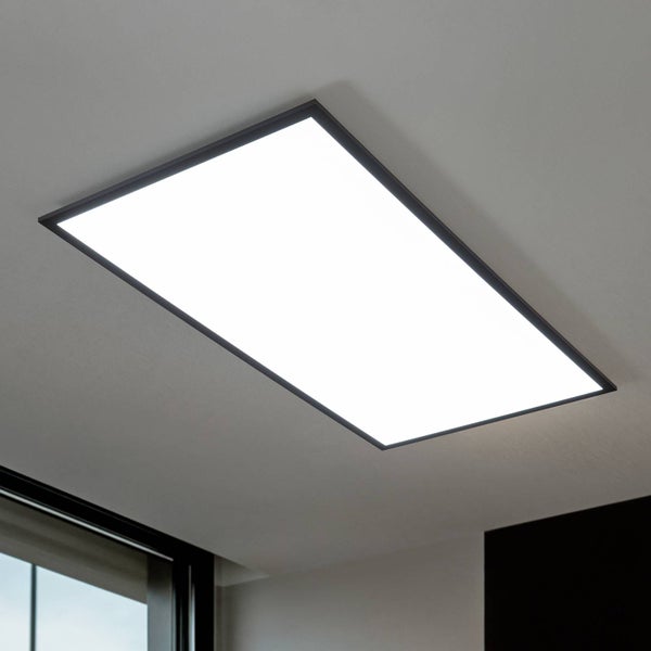 Rechteckiges LED-Panel mit schwarzem Rahmen, an einer hellen Zimmerdecke montiert.