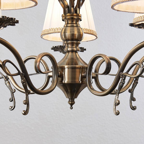 Detailansicht einer klassischen Deckenleuchte mit Stofflampenschirmen