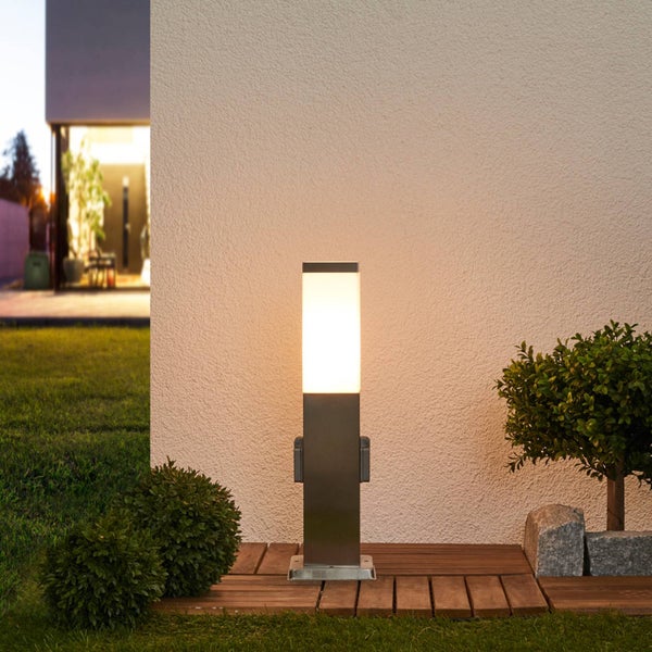 Lindby Sockelleuchte / Wegeleuchte mit 2 integrierten Steckdosen, Gartenlampe 45 cm spritzwassergeschützt IP44 1x E27 max. 40W ohne Leuchtmittel