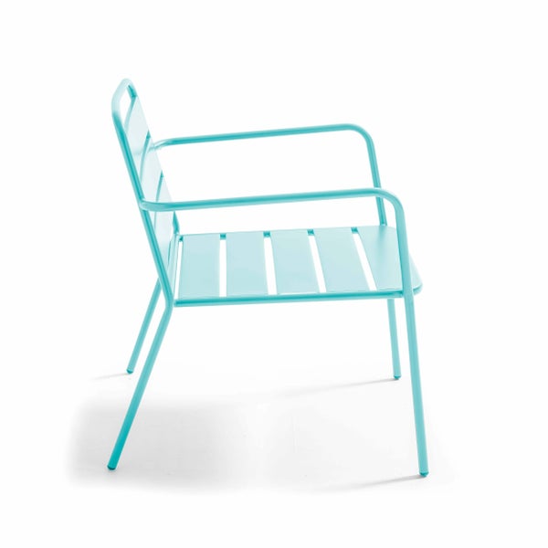 Hellblauer Gartenstuhl aus Metall mit Armlehnen, Sitzfläche und Rückenlehne in Latten-Optik.