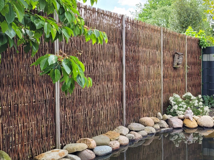 Garten mit Weidenzaun, Teich und Dekorationen