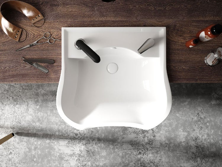 Aufsicht auf ein Waschbecken mit Armaturen und Rasierutensilien