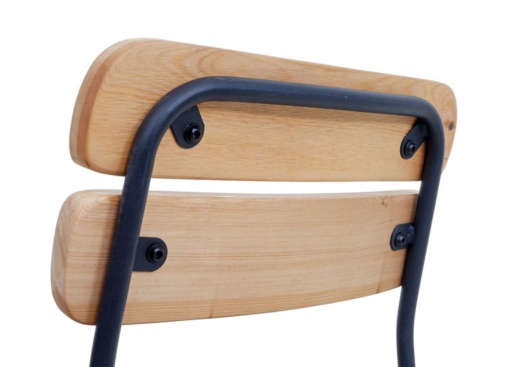 Rückenlehne eines Holzstuhls mit Metallgestell