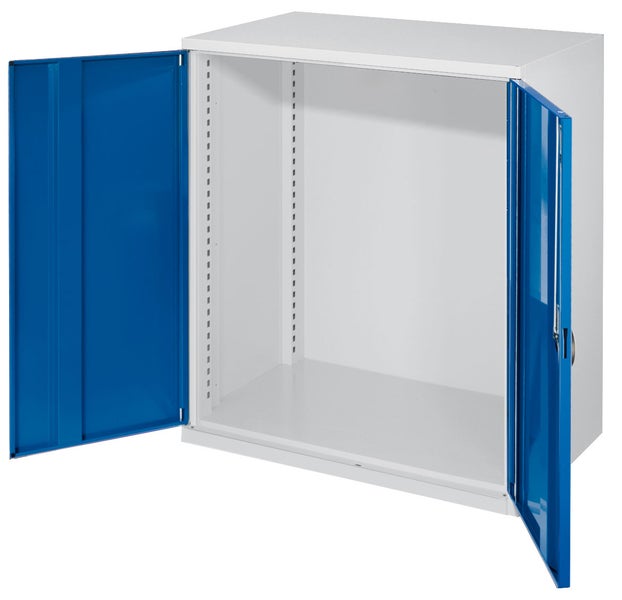 Offener Flügeltürenschrank mit Regalboden