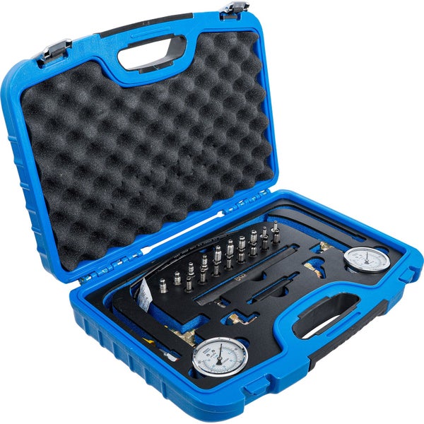 Offener blauer Werkzeugkoffer mit Druckprüfset, Adaptern und Manometern