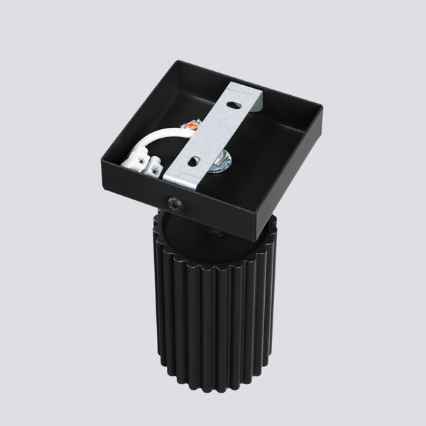 Schwarze Deckenleuchte mit geripptem Lampenschirm