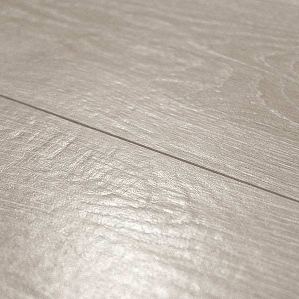 Laminatboden mit Holzstruktur und sichtbarer V-Fuge in Nahaufnahme.