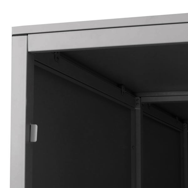 Detailansicht eines Metallschranks mit Regalböden