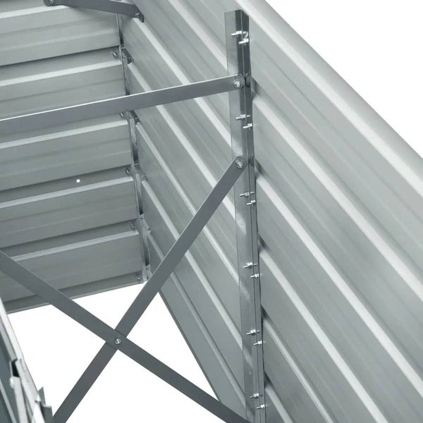 Innenansicht eines Metall-Hochbeets mit stabilisierenden Kreuzstreben und vertikalen Halterungen.