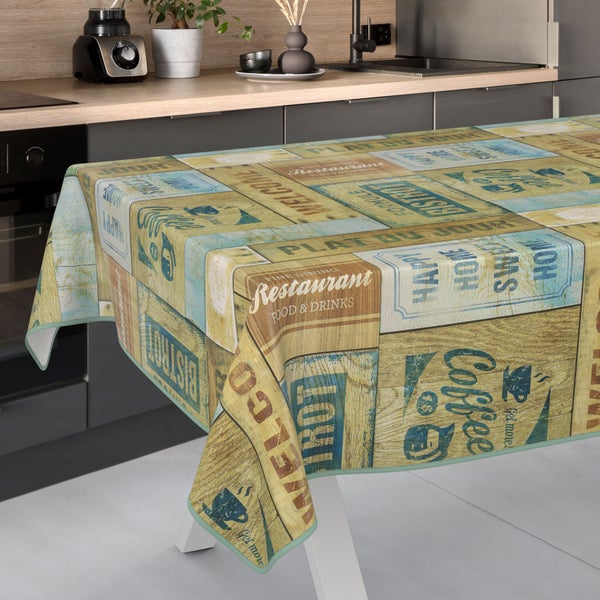 Tischdecke mit Restaurant- und Kaffeemotiv auf einem Küchentisch
