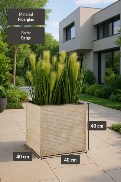 Quadratischer Pflanzkübel aus Fiberglas in Beige mit Rippenstruktur, 40 mal 40 mal 40 Zentimeter, mit Ziergras auf einer Terrasse.