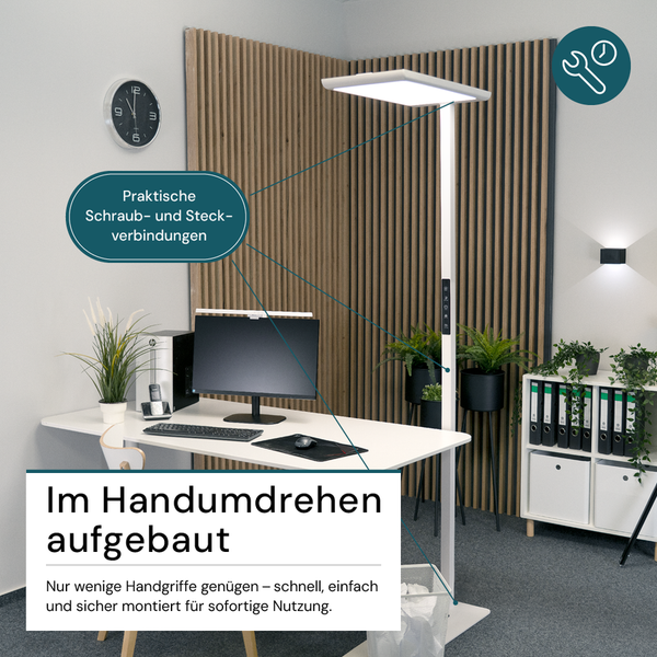 Büro mit Stehlampe, Schreibtisch und Büroeinrichtung