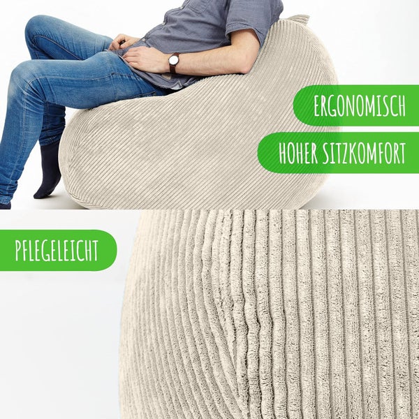 Mann sitzt auf einem beigen Sitzsack.