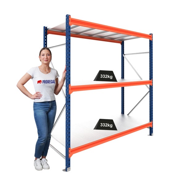 Proregal Schwerlastregal, drei Ebenen, Tragkraft 332 Kilogramm pro Boden, blau-oranges Metallgestell, Person mit Proregal Logo als Größenvergleich.