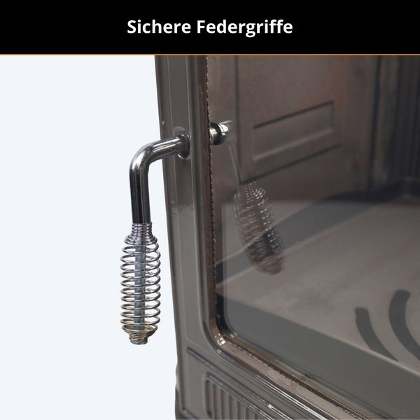 Sicherer Federgriff an einer Kaminofentür aus Metall und Glas.