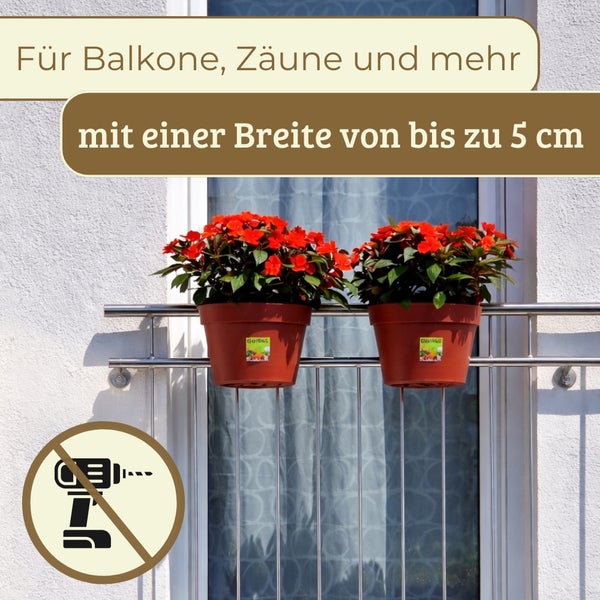 Schlichter anthrazitfarbener Balkonkasten mit integrierter Aufhängung aus einem Guss an einem Metallgeländer, bepflanzt mit Blumen.