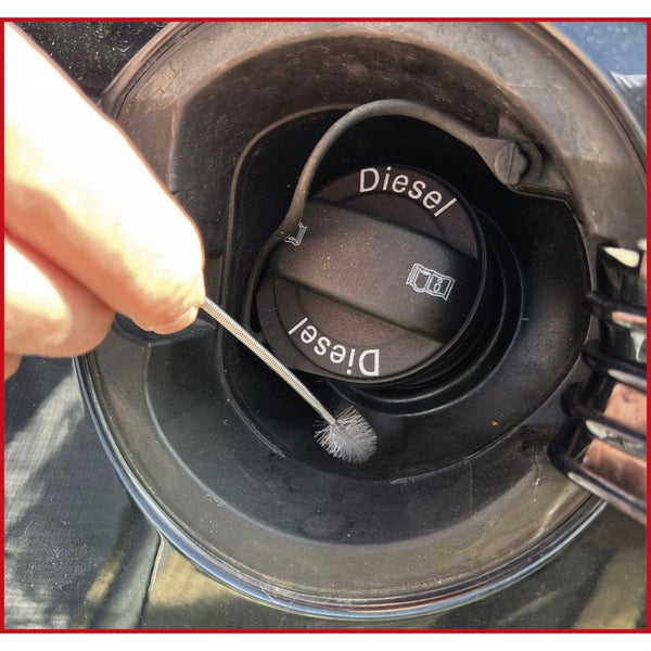 Reinigung des Diesel Tankstutzens mit einer Reinigungsbürste