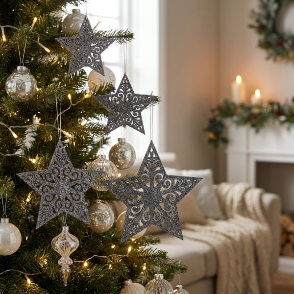 Geschmückter Weihnachtsbaum mit glitzernden Sternanhängern und Weihnachtskugeln im Wohnzimmer.