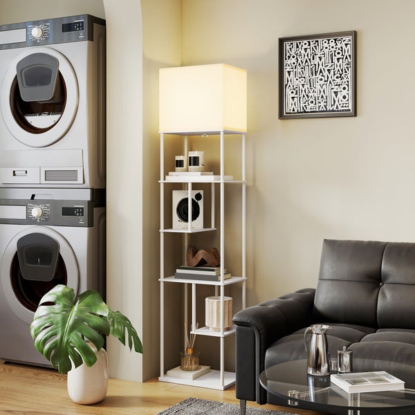 Weiße Stehleuchte mit integriertem mehrstöckigem Regal und quadratischem Schirm in einem modern eingerichteten Raum neben einer Waschmaschine.