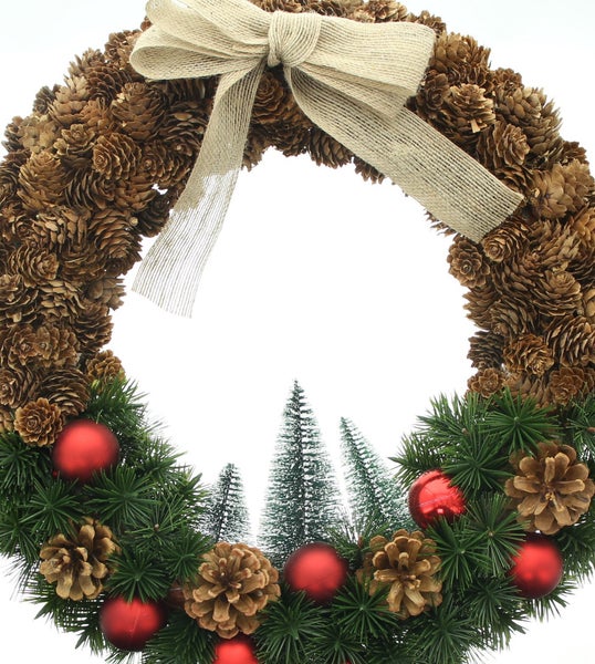 Dekorativer Weihnachtskranz mit Tannenzapfen, Schleife, Kugeln und kleinen Tannenbäumen