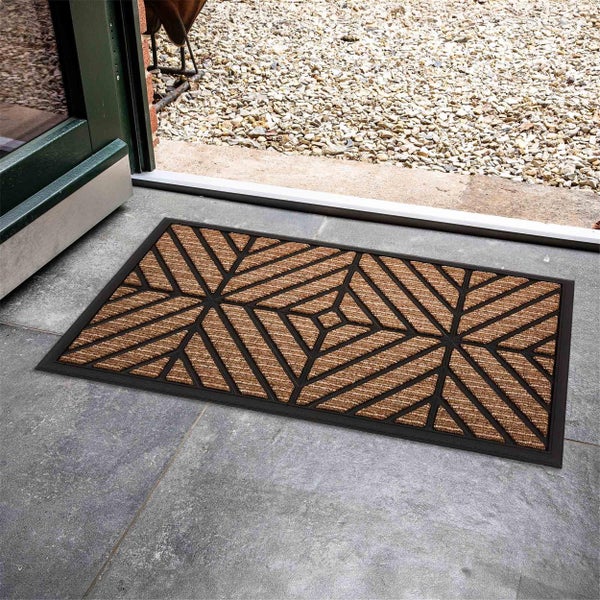 Fußmatte mit geometrischem Muster vor einer Haustür