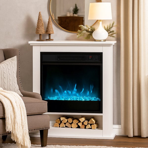 Moderner Elektrokamin mit weißer Umrandung und blauem Flammen-Effekt. Im Wohnzimmer neben einem Sessel und Holzfach platziert.