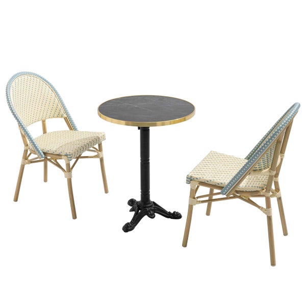 Bistro-Set bestehend aus einem runden Tisch mit dunkler Platte und zwei Flechtstühlen im französischen Stil.