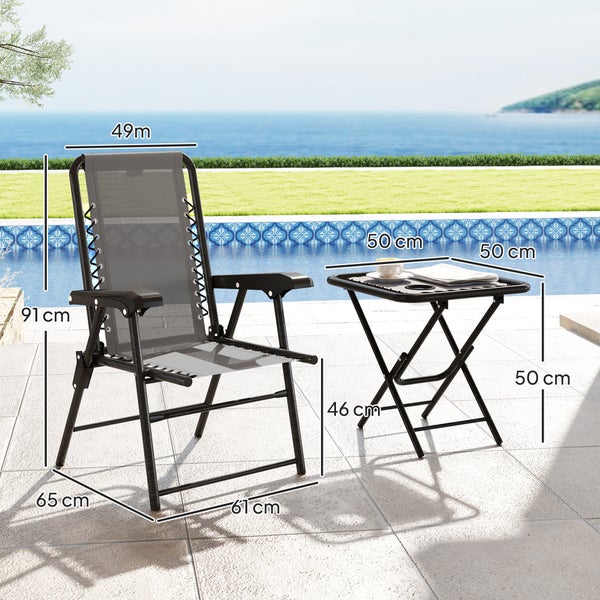 Gartenstuhl und Beistelltisch aus Metall und Textilgewebe mit Maßangaben in Zentimetern auf einer Terrasse am Pool.