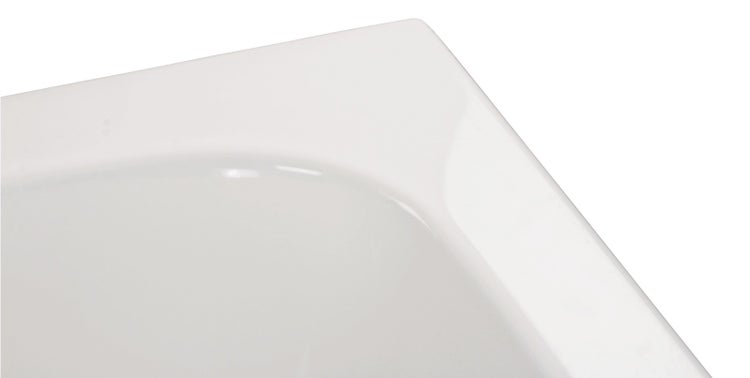 Ecke einer rechteckigen Badewanne aus Sanitäracryl in der Nahaufnahme
