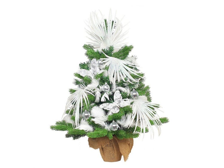 Künstlicher Weihnachtsbaum im Jutesack mit Dekoration aus Federn, Schmetterlingen und Spiegelkugeln.
