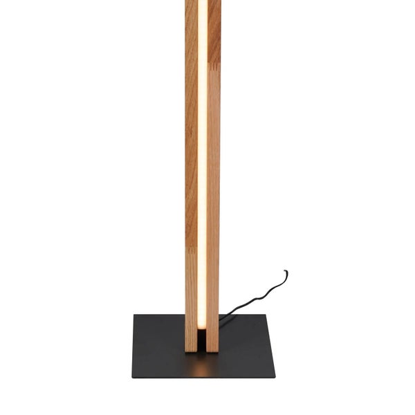 Stehleuchte aus Holz mit integrierter LED Lichtleiste auf einem quadratischen Metallfuß.