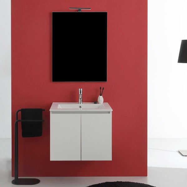 Wandhängendes Badmöbel-Set mit weißem Unterschrank, Keramikwaschbecken, rechteckigem Spiegel und LED-Aufsatzleuchte.