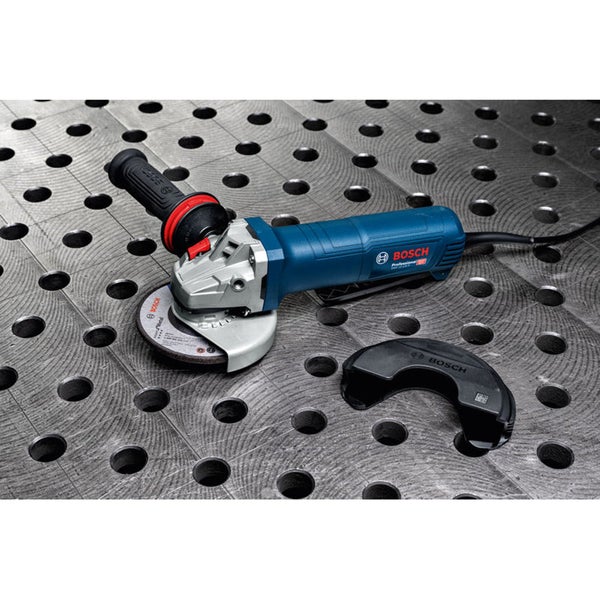 Blick von oben in ein helles Gartenhaus aus Holz mit Sofa, Essbereich mit Tisch und Stühlen sowie Glasfront.