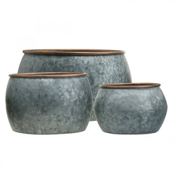 Set aus drei runden Pflanzgefäßen aus Metall mit Zierrand
